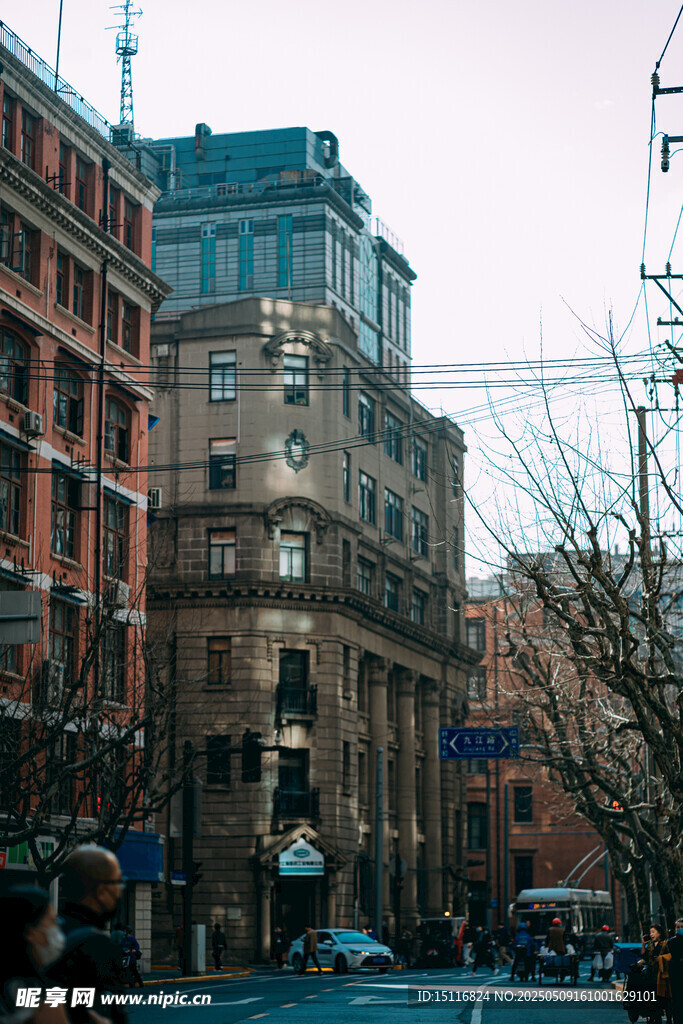 城市街景中的复古建筑