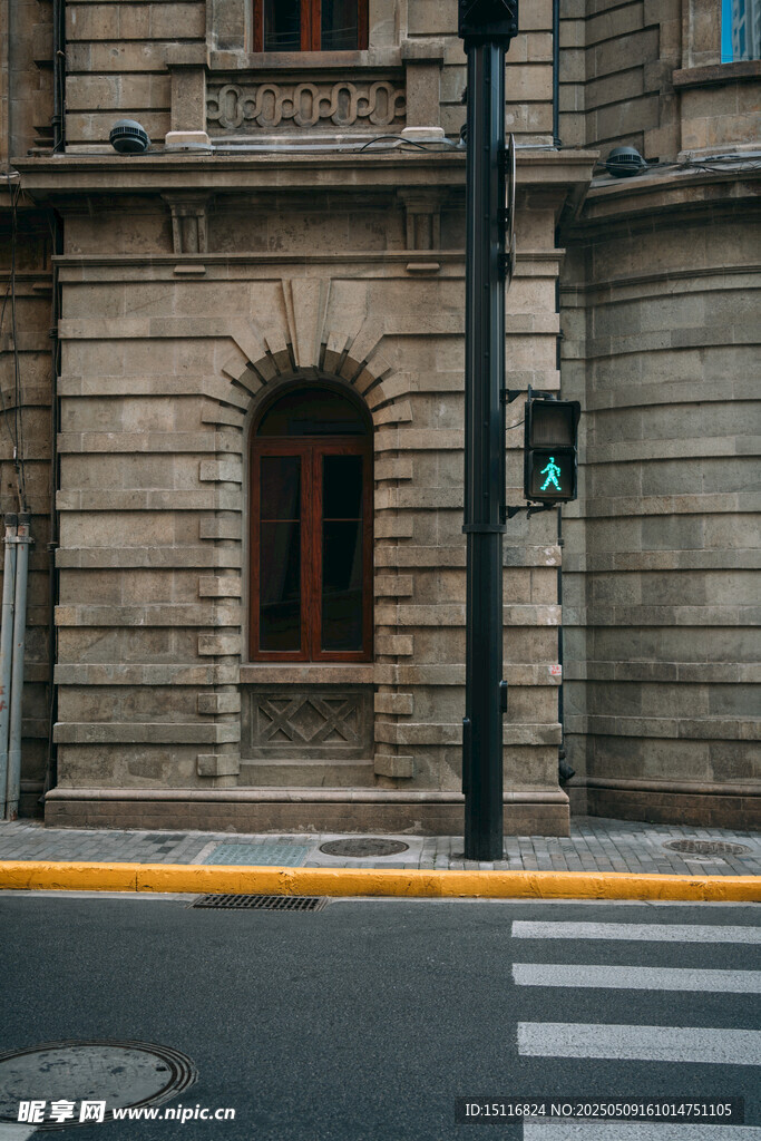 城市街角的复古建筑风貌