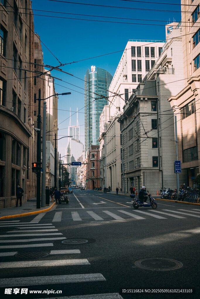 城市街道的开阔景象