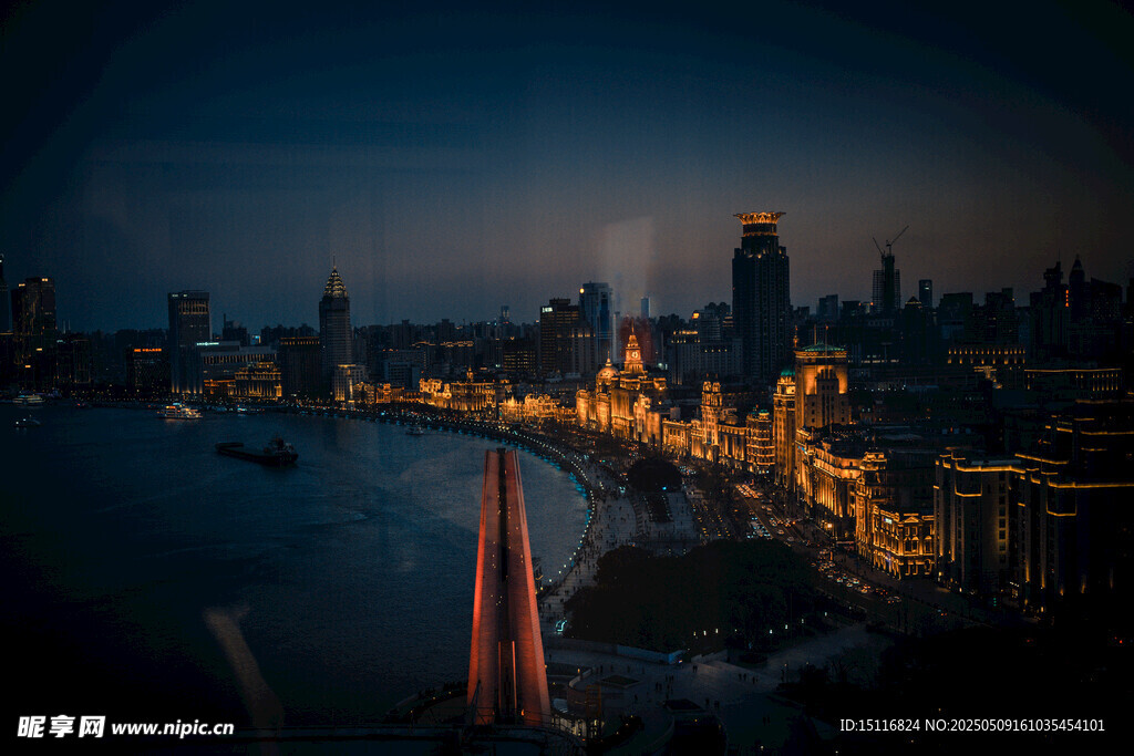 夜幕下的城市河畔风光