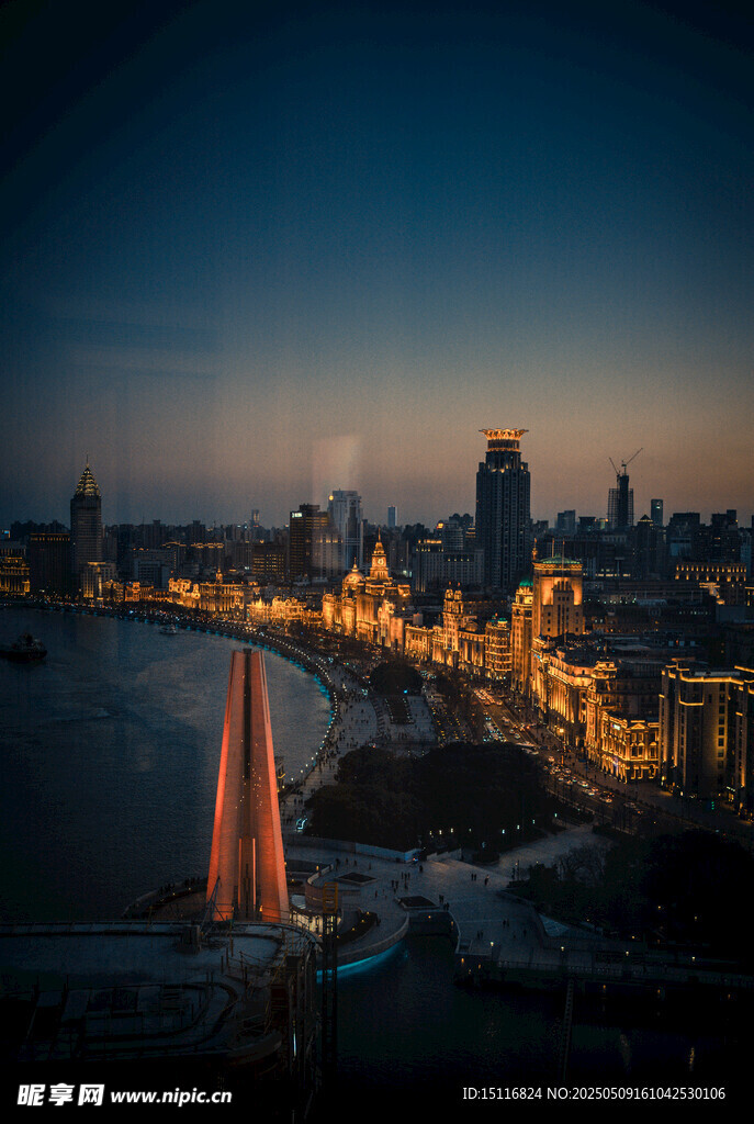 夜幕下的城市与海上帆船