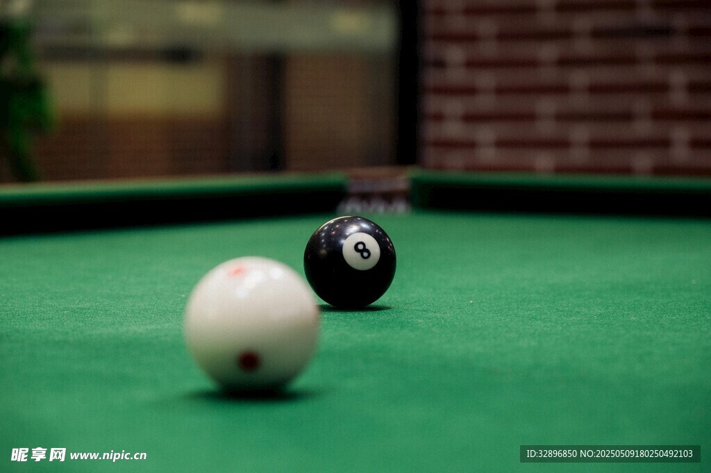 台球桌上的白球与6号球