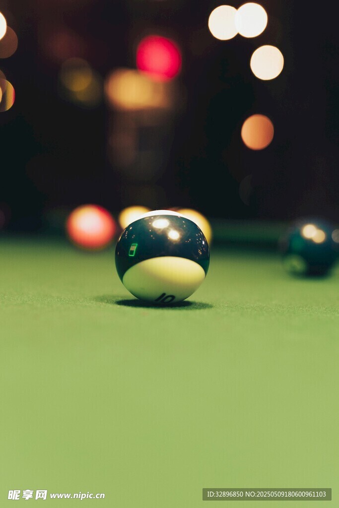 台球桌上的多彩台球