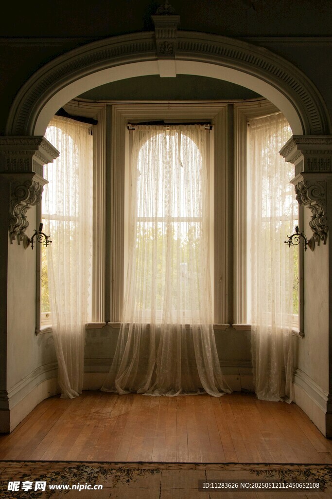 复古拱形窗边的静谧空间