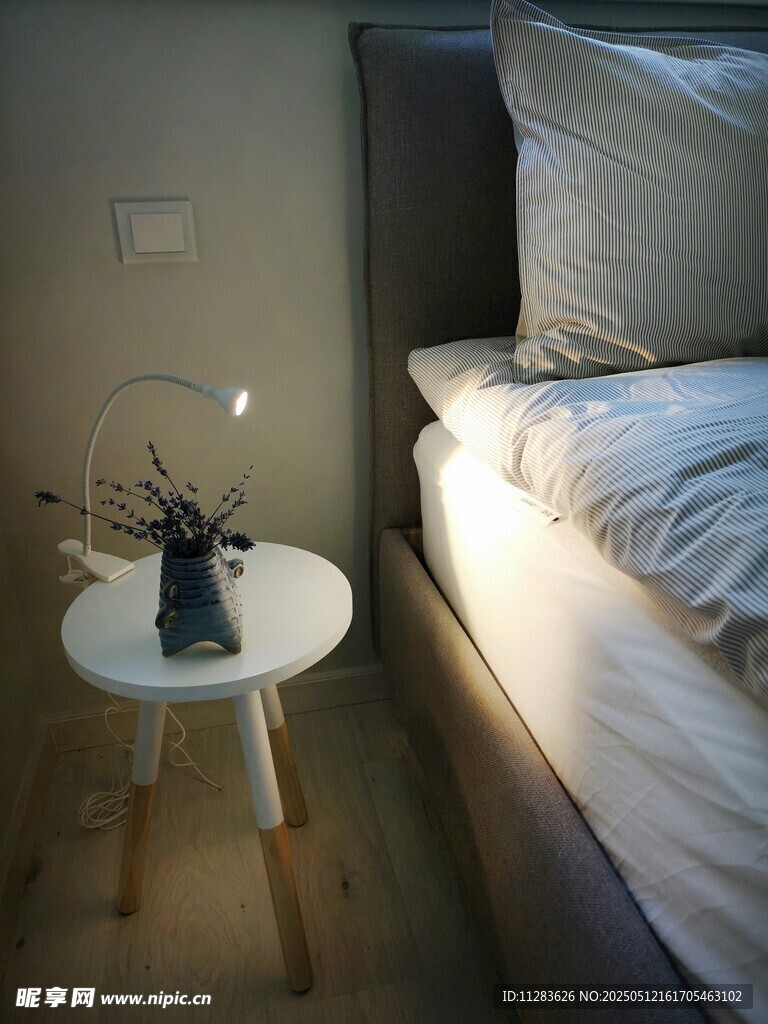 温馨卧室一角的简约小景