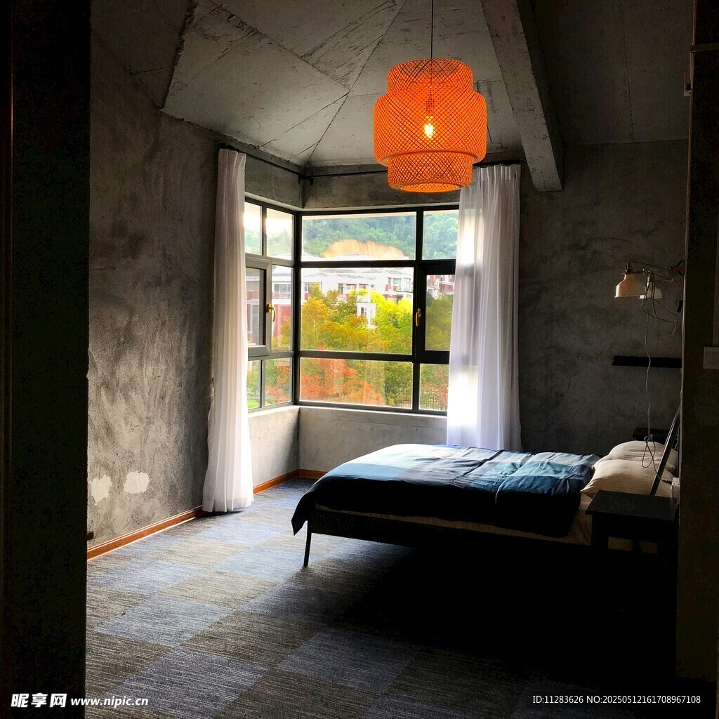 简约卧室一角的静谧氛围