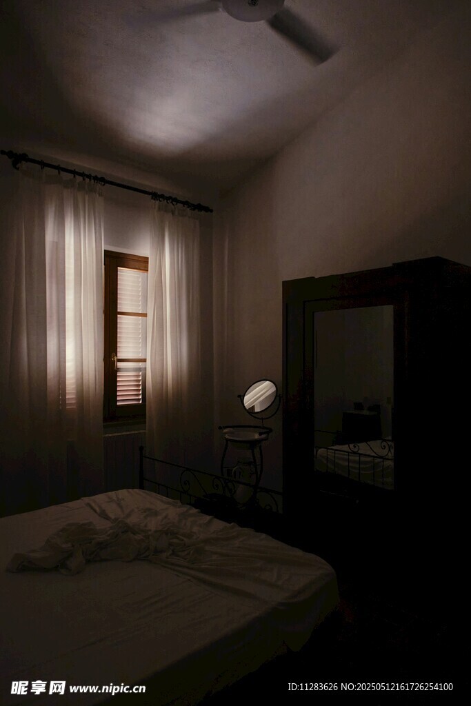 昏暗卧室场景展示