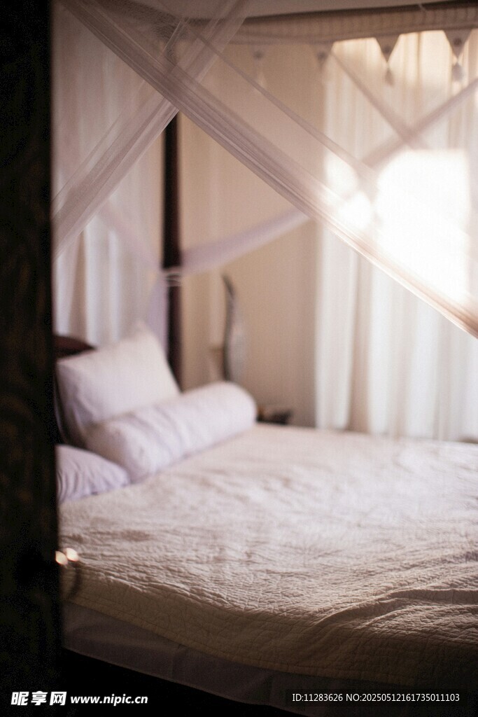 温馨卧室中的简约床铺