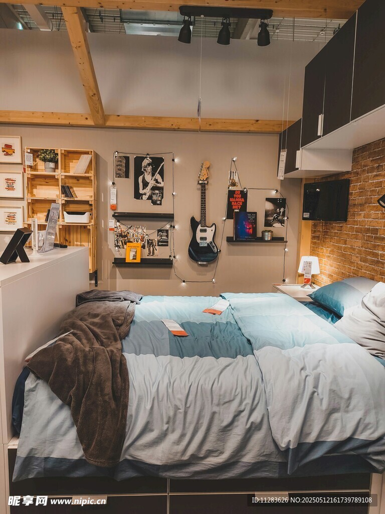 温馨卧室一角展示