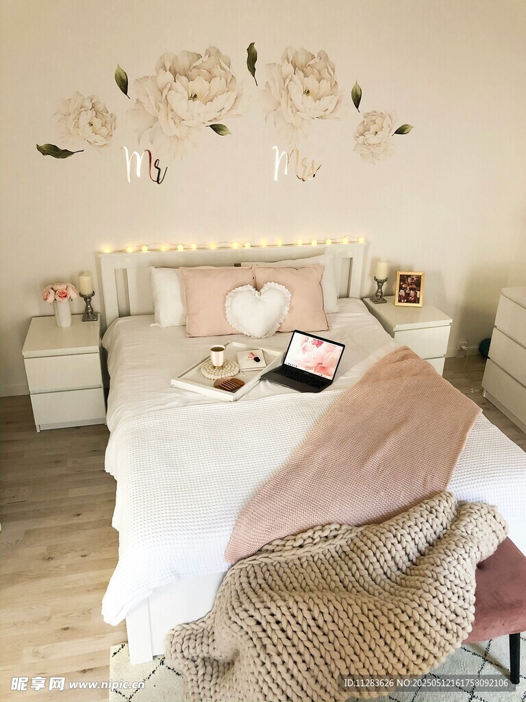 温馨卧室一角的舒适布置