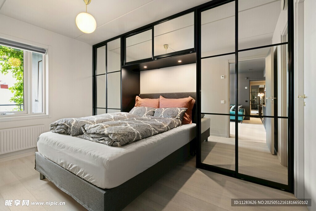 现代简约风卧室玻璃隔断