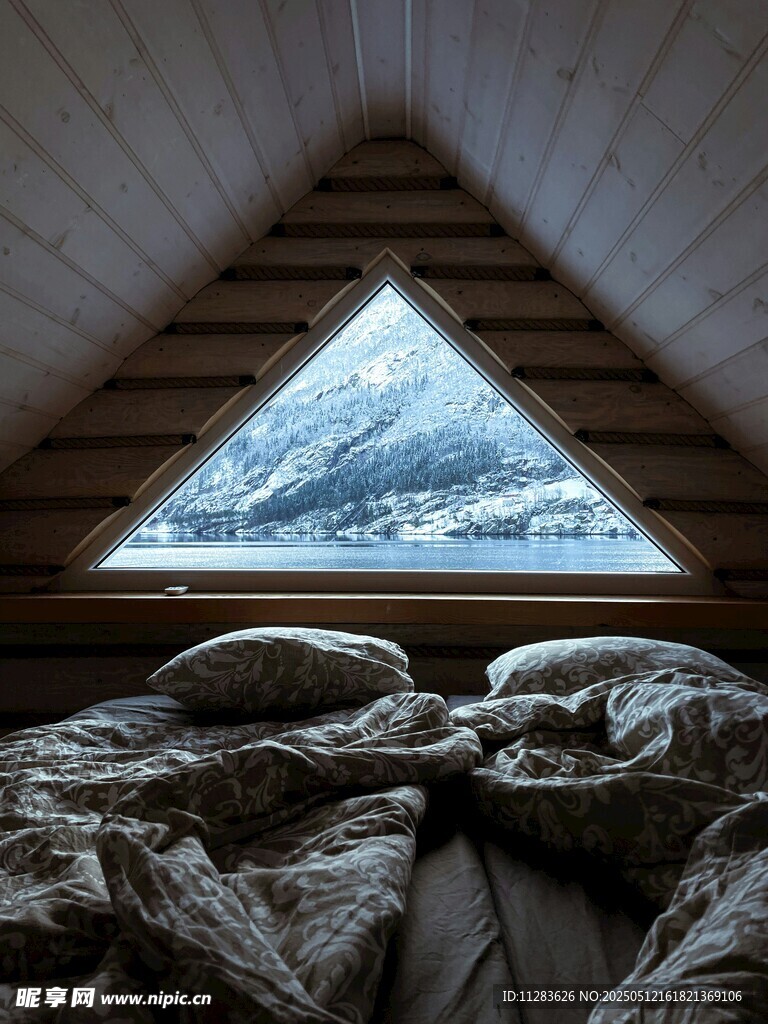 透过阁楼窗看雪山美景