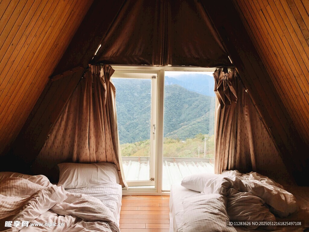 木屋卧室享窗外自然美景