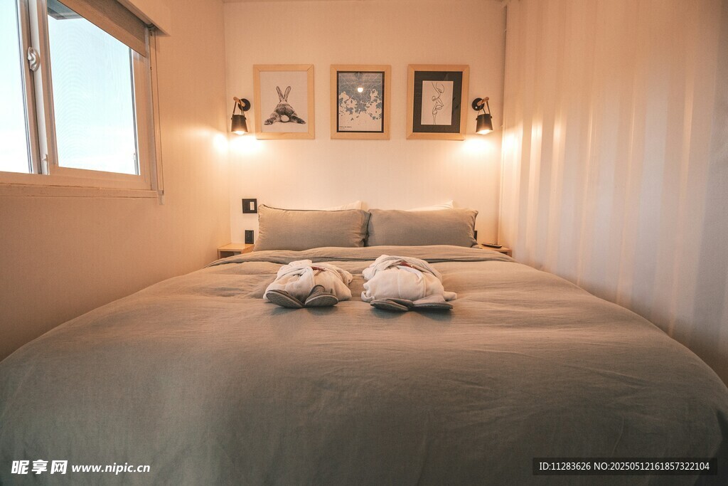 温馨简约卧室床铺展示