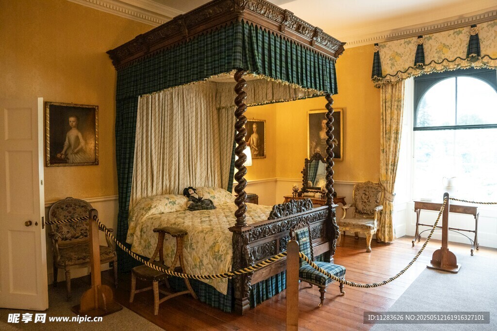 古典风格卧室中的四柱床