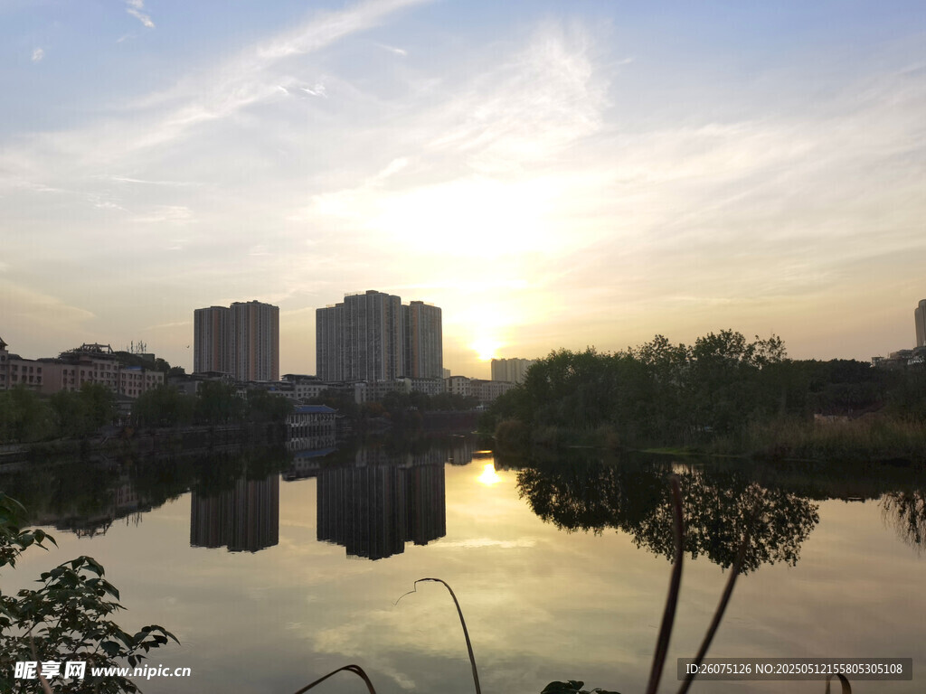 夕阳河畔