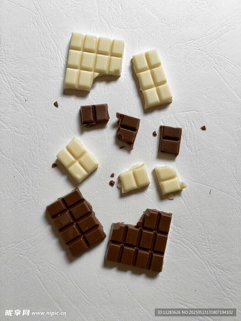 多彩巧克力块散落画面