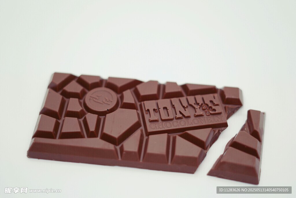 巧克力块及掰开一角