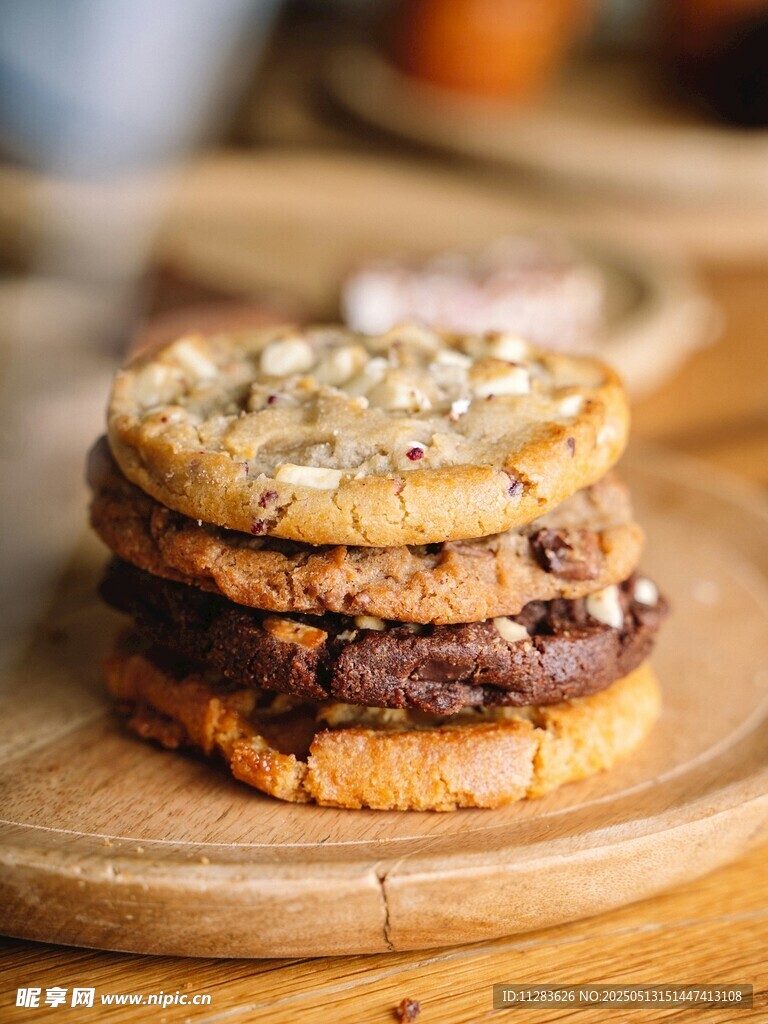 美味堆叠饼干摆于木盘上