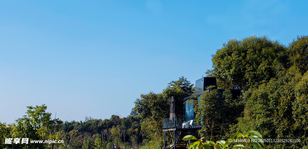 山林间的缆车景观