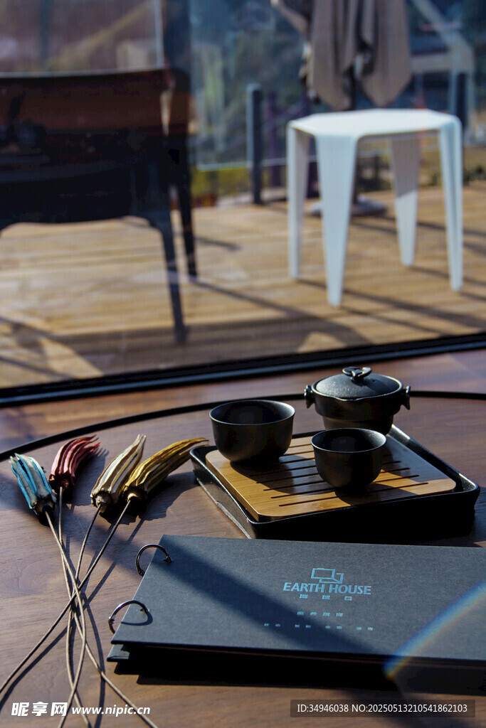 复古唱片机置于户外场景