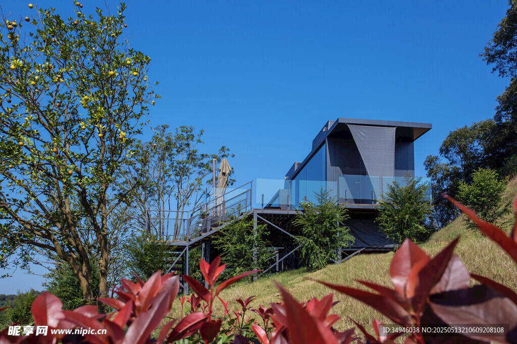 山坡上的现代风格小屋