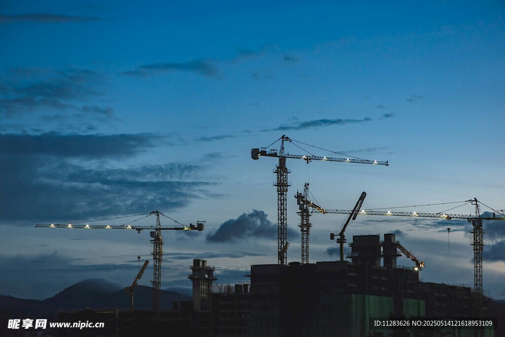 夕阳下的建筑工地塔吊
