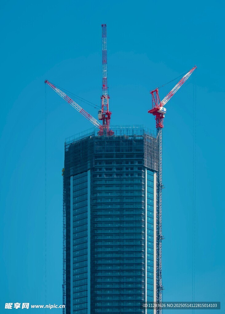高楼建设中的双起重机