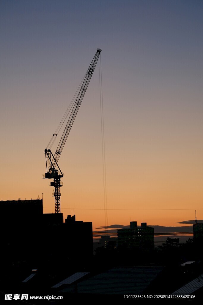夕阳下的建筑起重机
