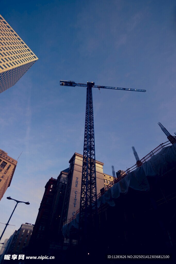 城市中高耸的建筑起重机