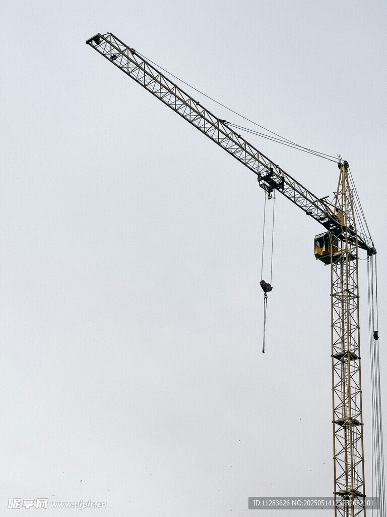 高耸塔吊屹立于天空