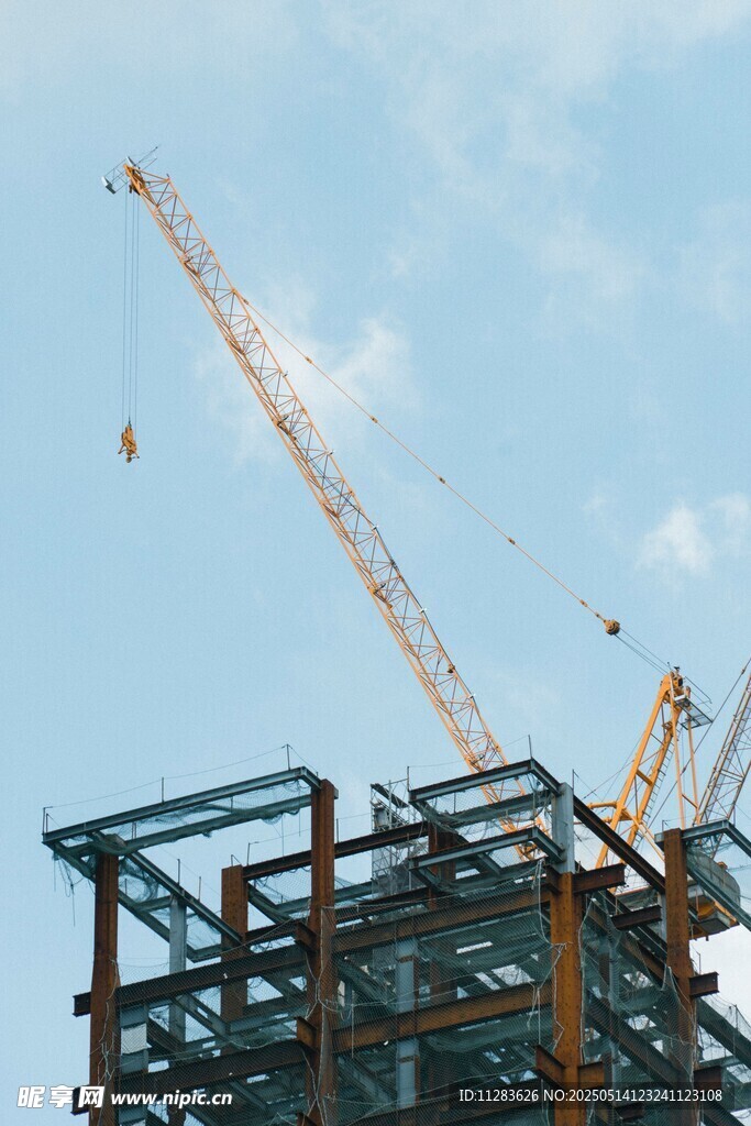 高楼建设中的起重机