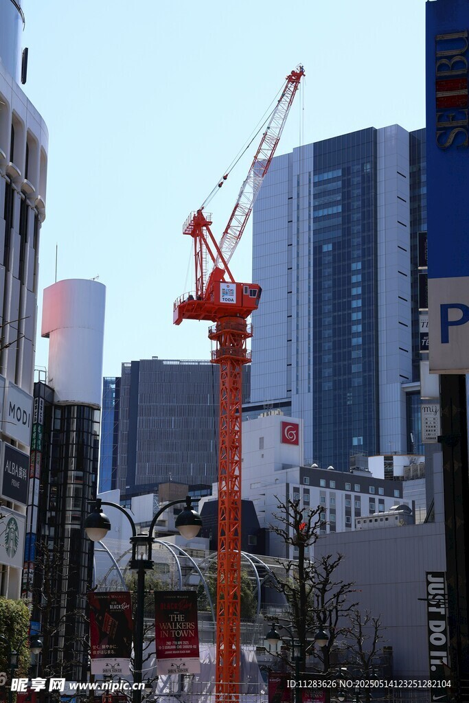 城市中的红色建筑起重机