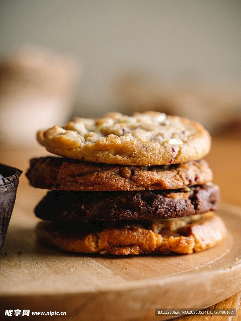 美味堆叠的各式手工饼干