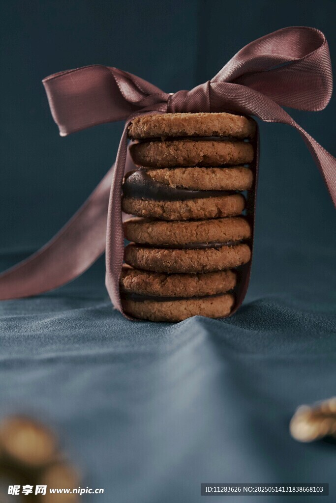 蝴蝶结装饰的美味堆叠饼干