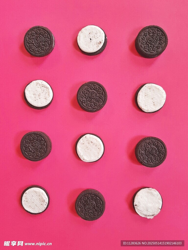 粉色背景上的奥利奥饼干