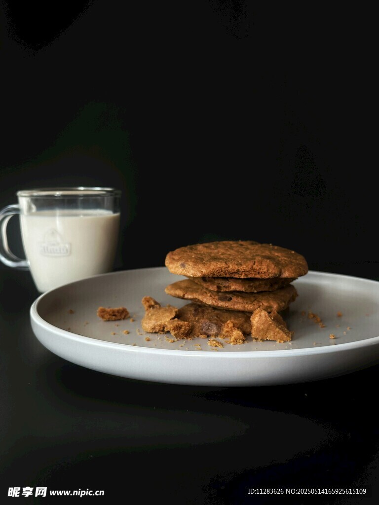 美味松饼配牛奶