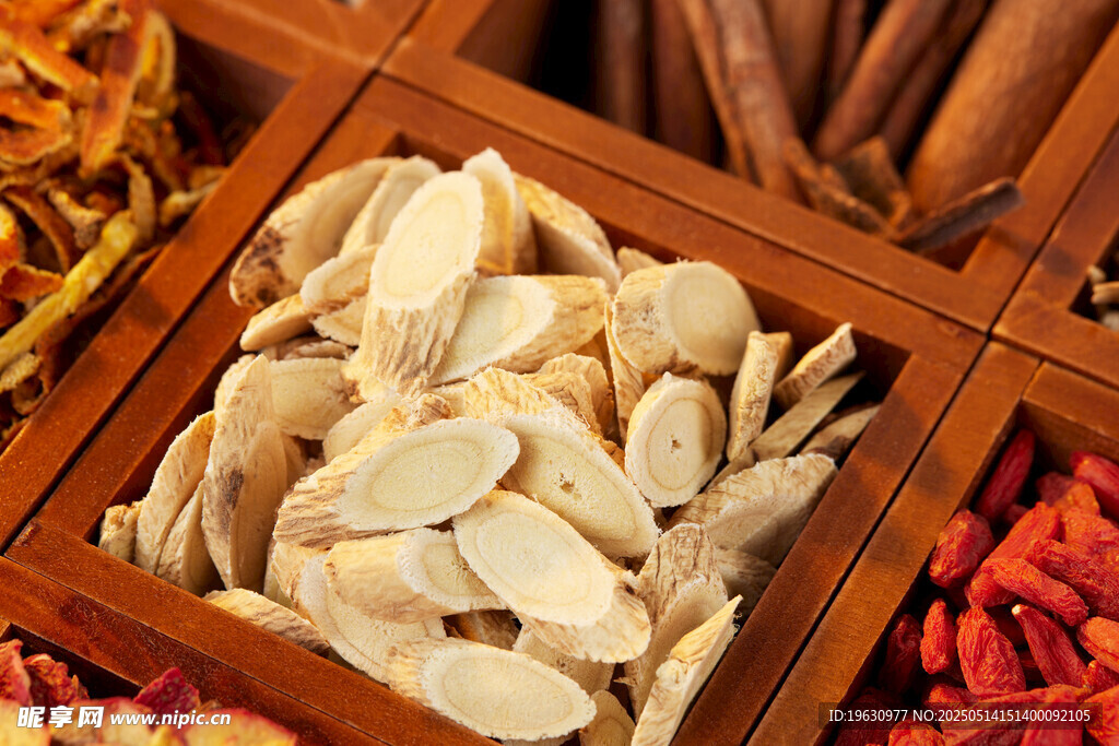 木盒中的中药材黄芪