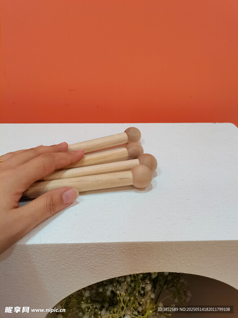 手拿木质收纳棍