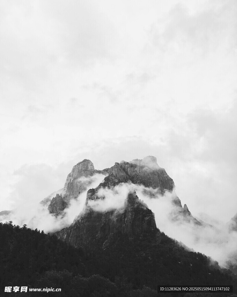 云雾缭绕的巍峨山峰