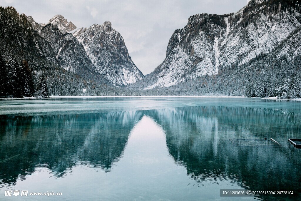 雪山下的静谧湖水美景