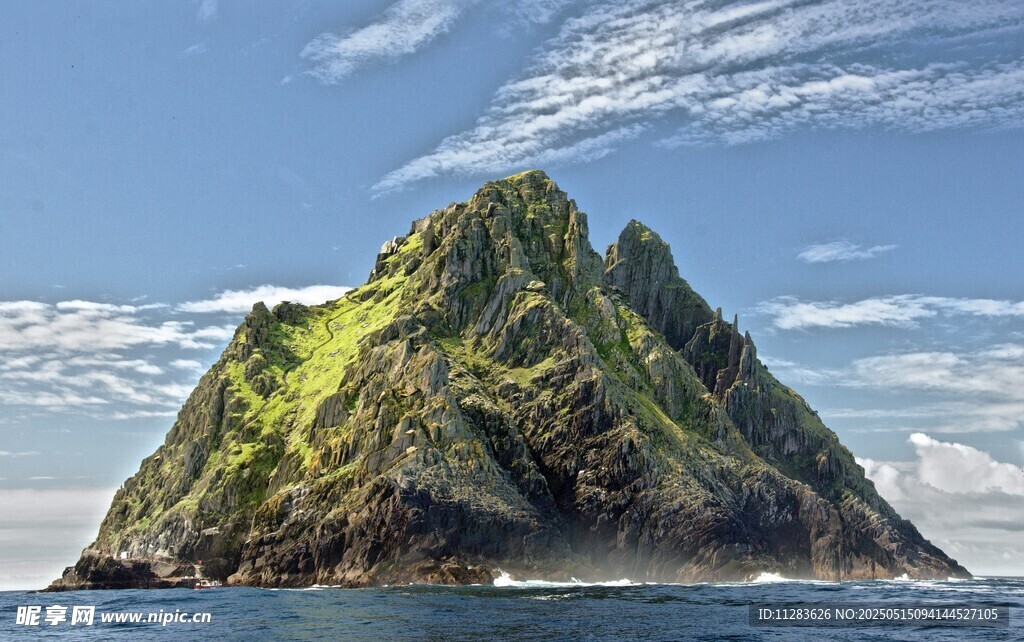 海中孤峰绿岛