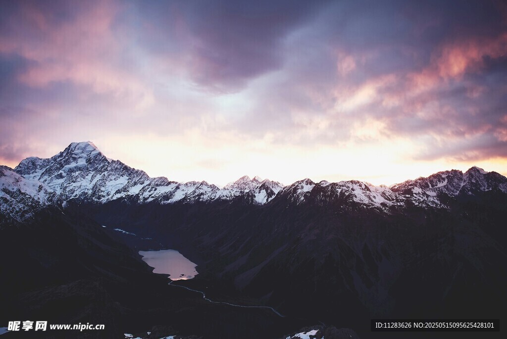壮丽雪山与绚烂天空景观