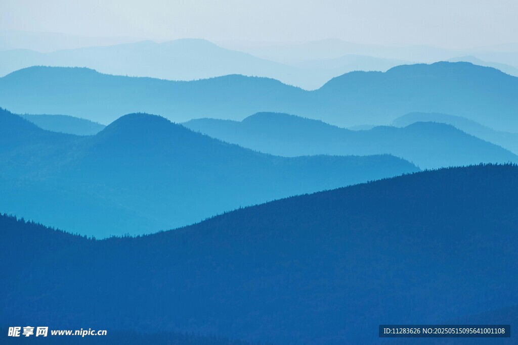 蓝色层峦山脉美景
