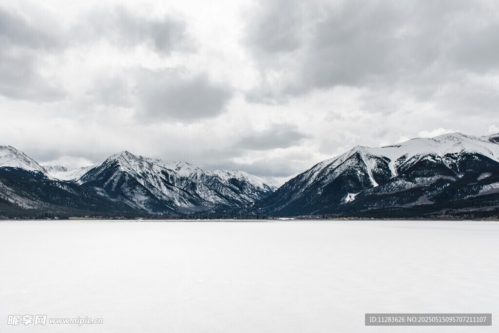 雪山下的平静湖面