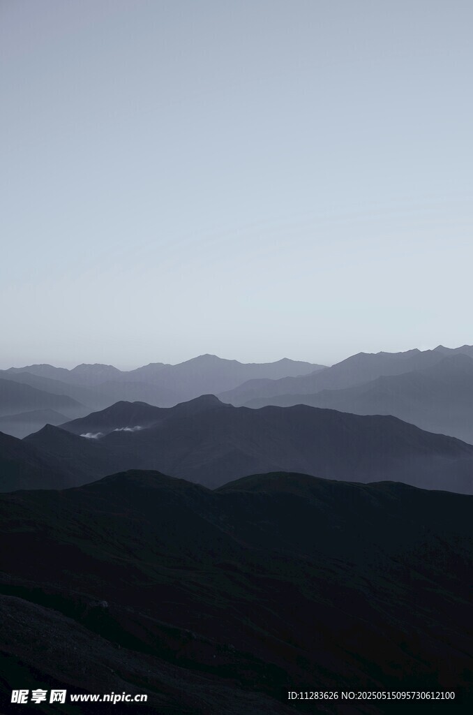 远山暮色