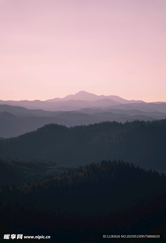 山间暮色美景