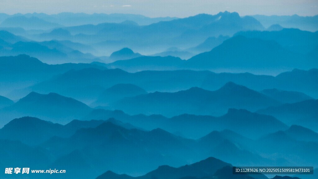 蓝色山峦景观