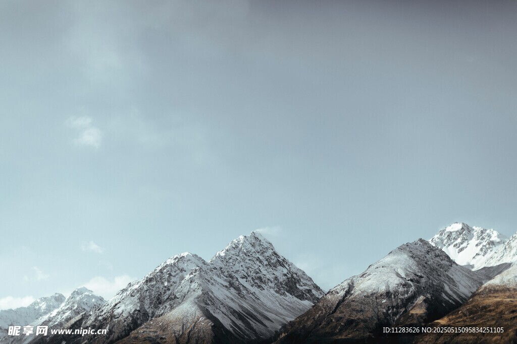 巍峨雪山壮丽景致