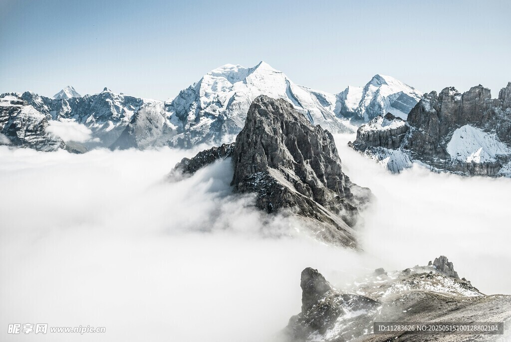 云海中的巍峨雪山